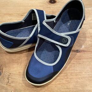 Lands’ End Mary Jane Blue White water sport shoes Outdoorsy Campcore Athletic 7